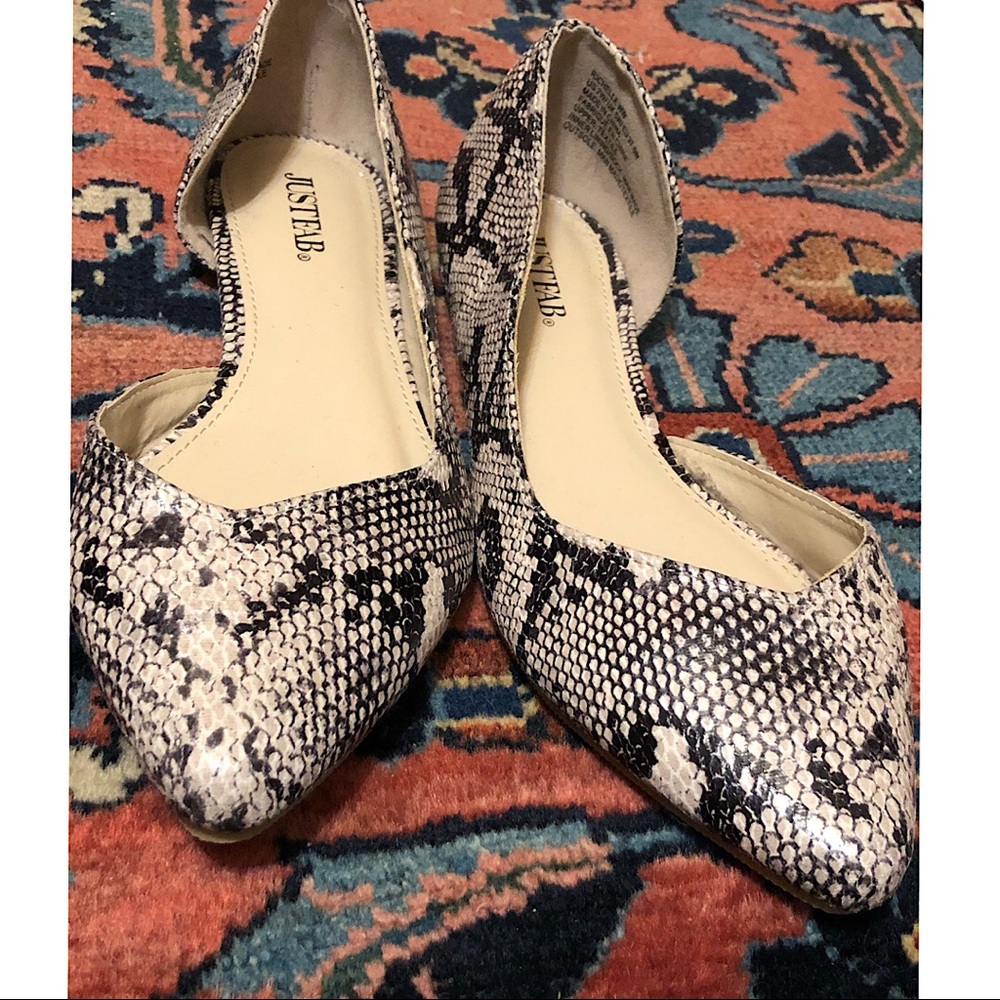 Just Fab snakeskin pattern flats NWOT🌈
